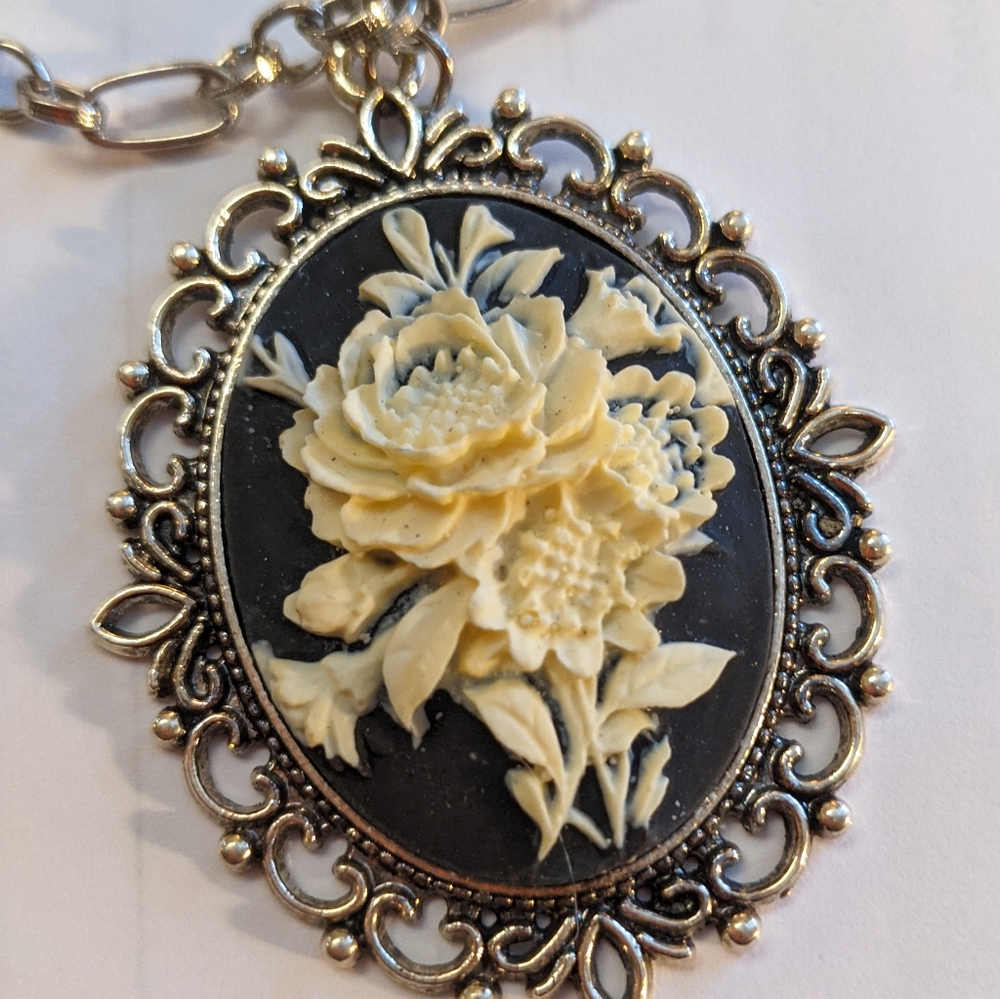 Pendant cameo necklaces